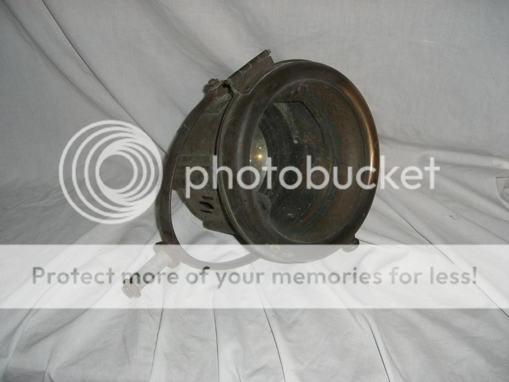 AUTO LAMP MFG CO. OIL HEADLAMP. MODEL 87. REFLECTORS ARE INTACT 